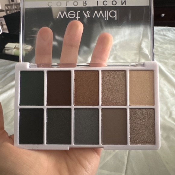 Eye shadows - Picture 2 of 3